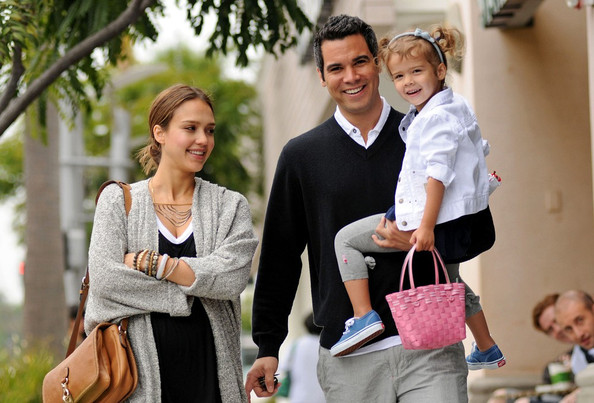 Alba+s+happy+family+6Nr0mTxWyX_l